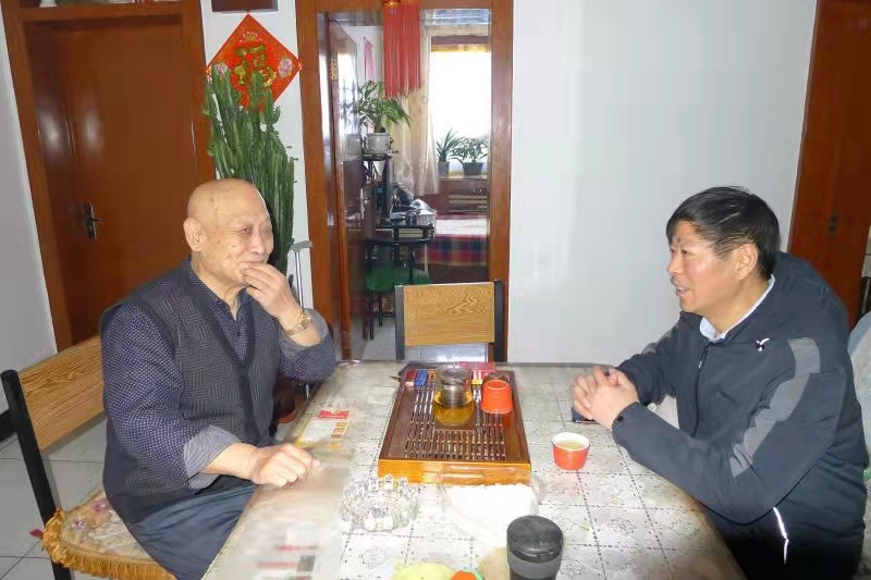 春節前夕公司黨委委員、副總經(jīng)理王潤貴代表公司黨委班子看望軍轉干部余永升，送去米、面等慰問(wèn)品。