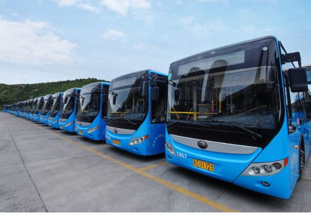 路遇大貨車(chē)輪胎起火，6路公交車(chē)駕駛員王曉春果斷施以援手 --“我車(chē)上的3個(gè)滅火器都用完了”
